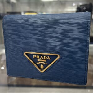 【プラダ 販売】パッと目を惹く鮮やかなブルーカラー💙プラダの2つ折り財布をご紹介します💙