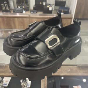【ブランド 販売】大人かっこいい足元に🎶MIUMIUのサイドバックルローファーが入荷しております✨