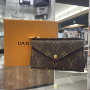 【ルイヴィトン 販売】大人の魅力を引き立てる、カードケース ポルト カルト・レクト ヴェルソが入荷しております🫶🏻