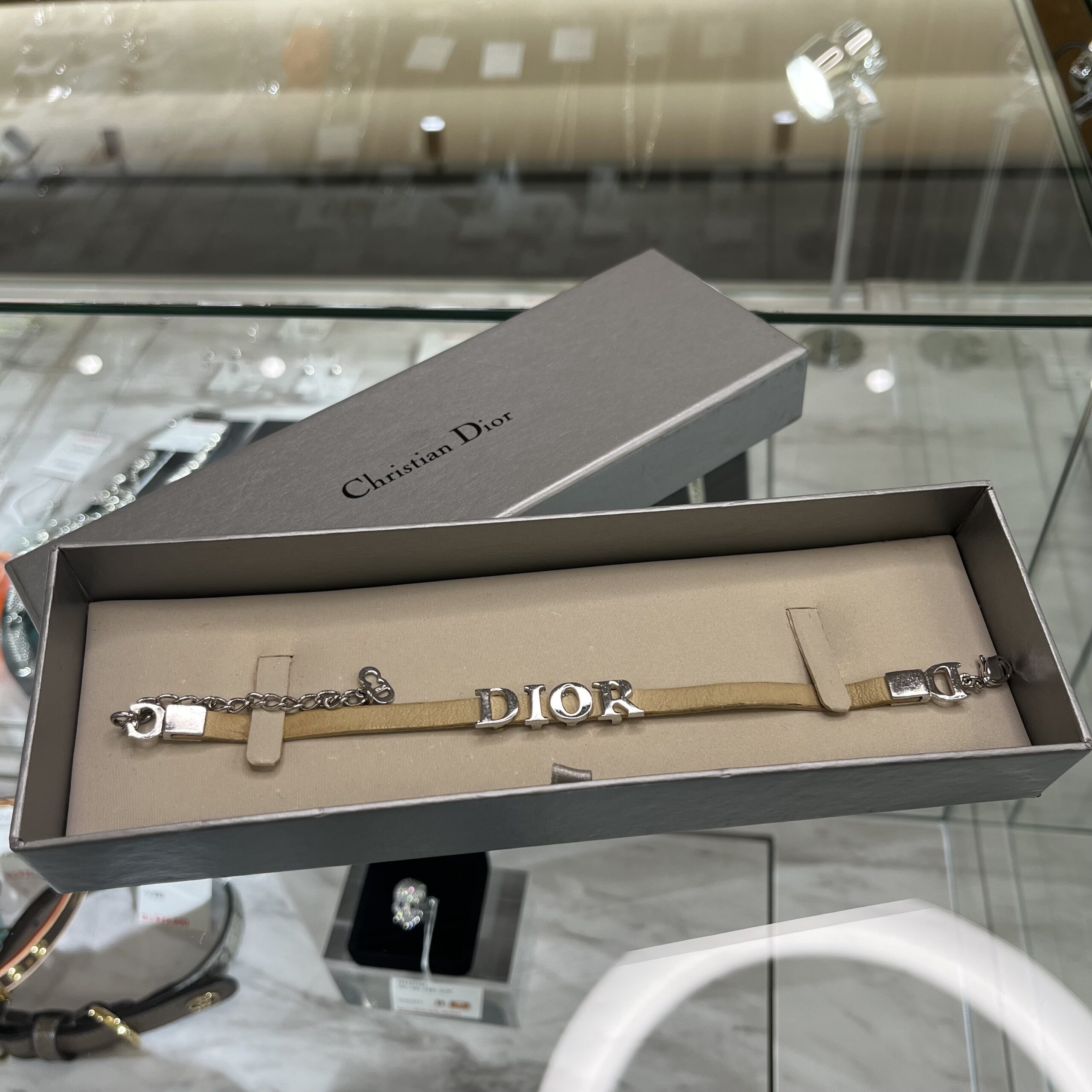 【かんてい局八戸店】Christian Dior レザーロゴブレスレットをお買取り！八戸でブランド品高く売るなら当店へ！