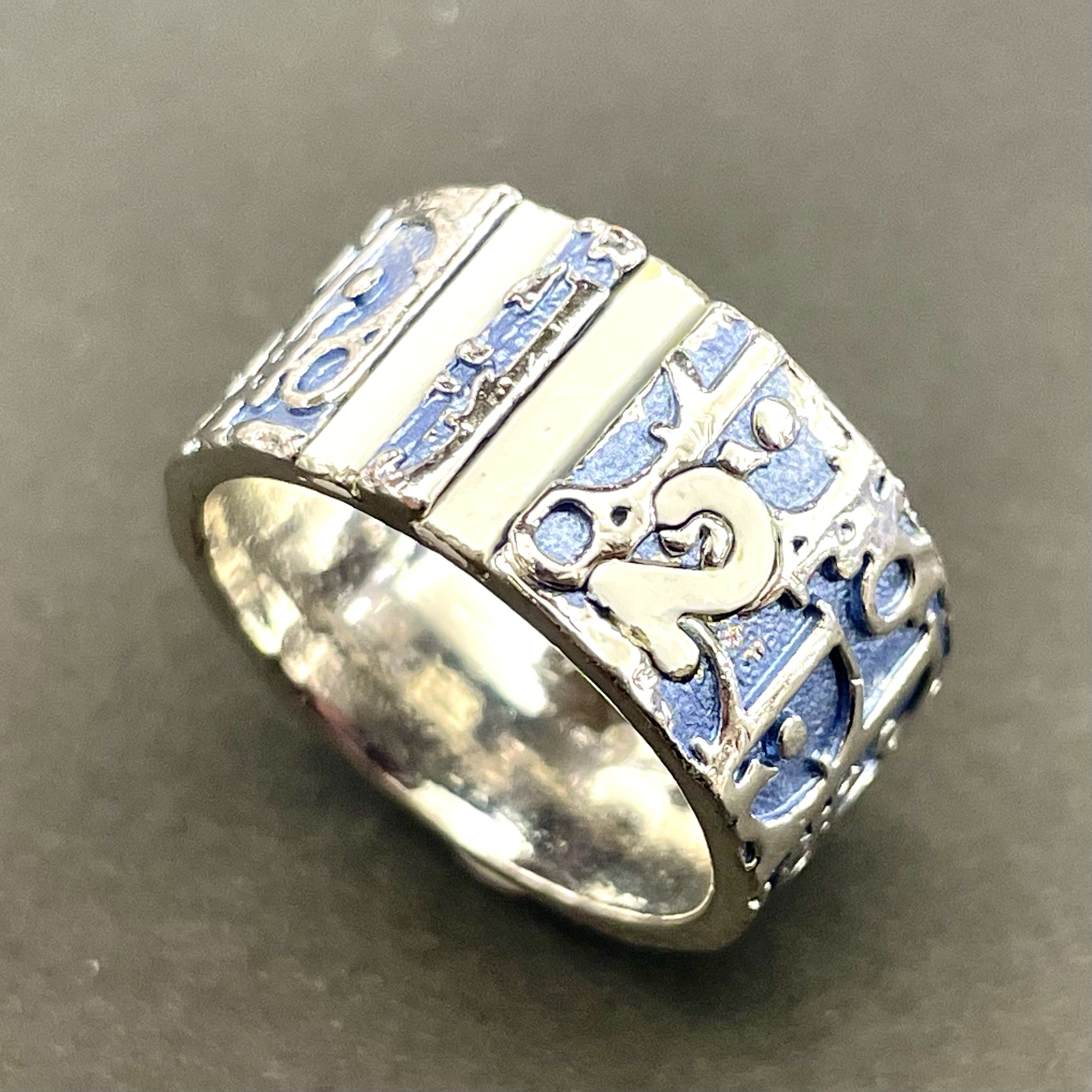 【ブランド 販売】手元に個性をプラス✨ 存在感のあるトロッターナンバー2リングが入荷しております💍