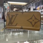 【ルイヴィトン 販売】モノグラムジャイアントが目を惹く✨ジッピーウォレットが入荷しております🤎