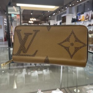 【ルイヴィトン 販売】モノグラムジャイアントが目を惹く✨ジッピーウォレットが入荷しております🤎