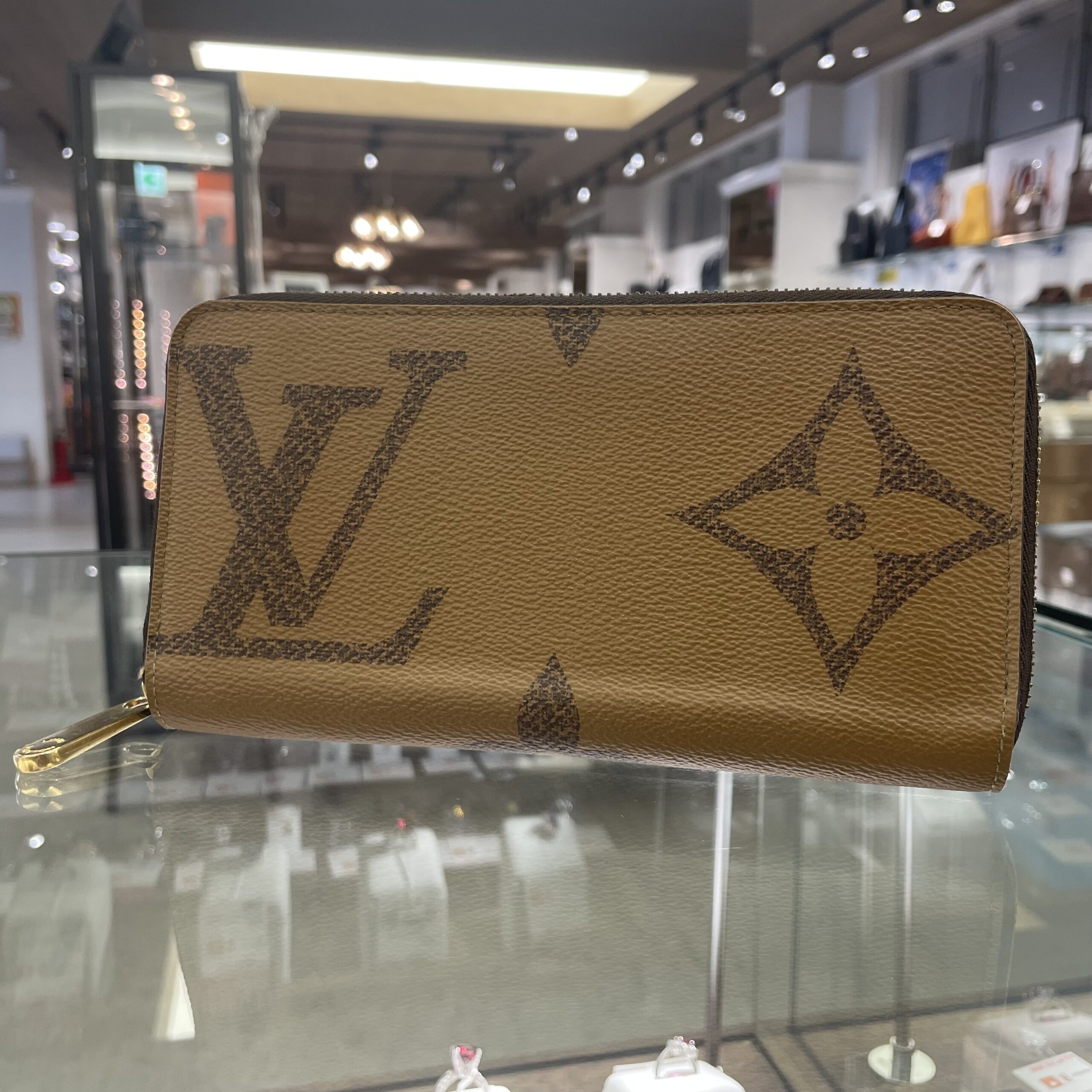 【ルイヴィトン 販売】モノグラムジャイアントが目を惹く✨ジッピーウォレットが入荷しております🤎