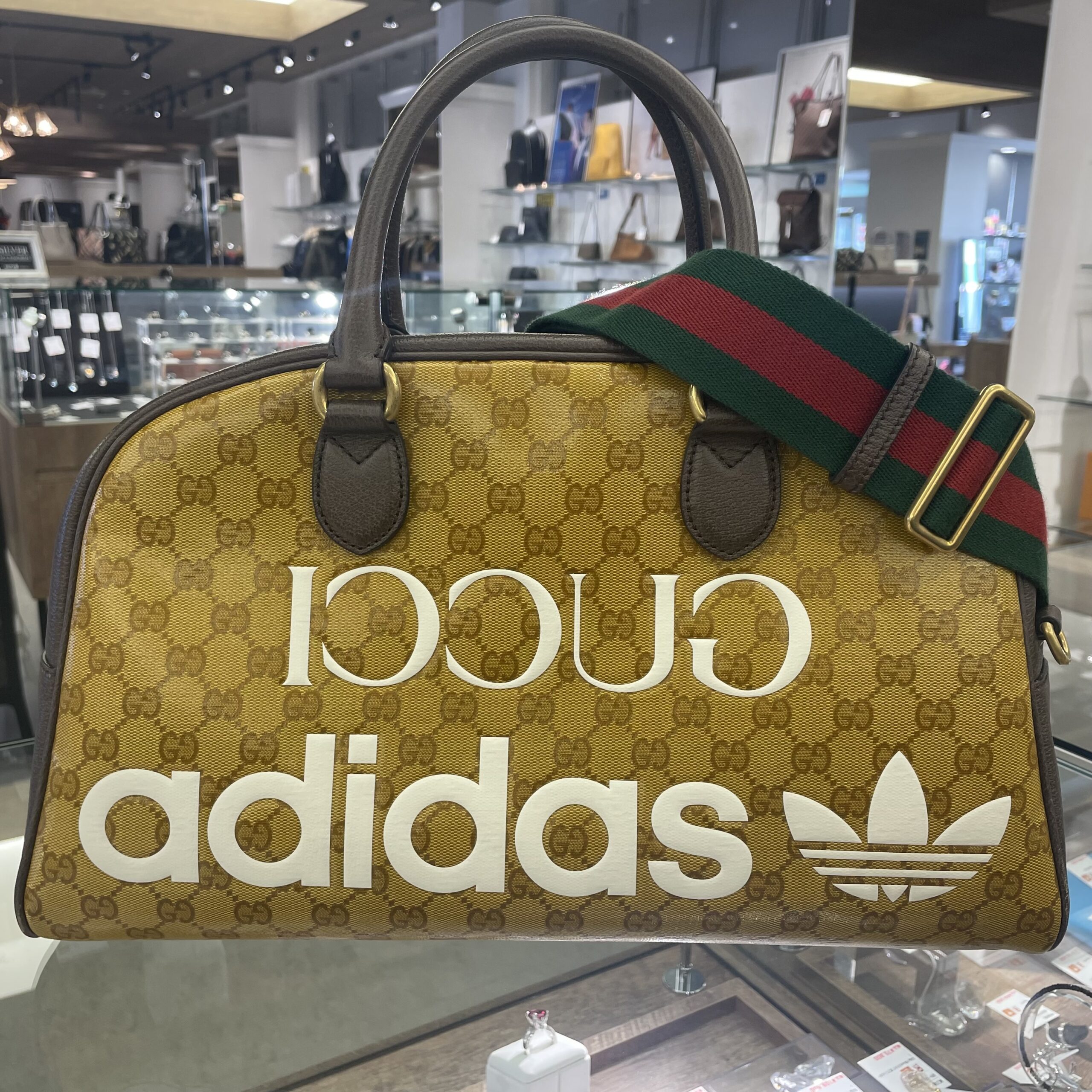 【グッチ 販売】連休明けのおしゃれに取り入れたい🎶adidas x Gucci ミディアム ダッフルバッグはいかがですか❓