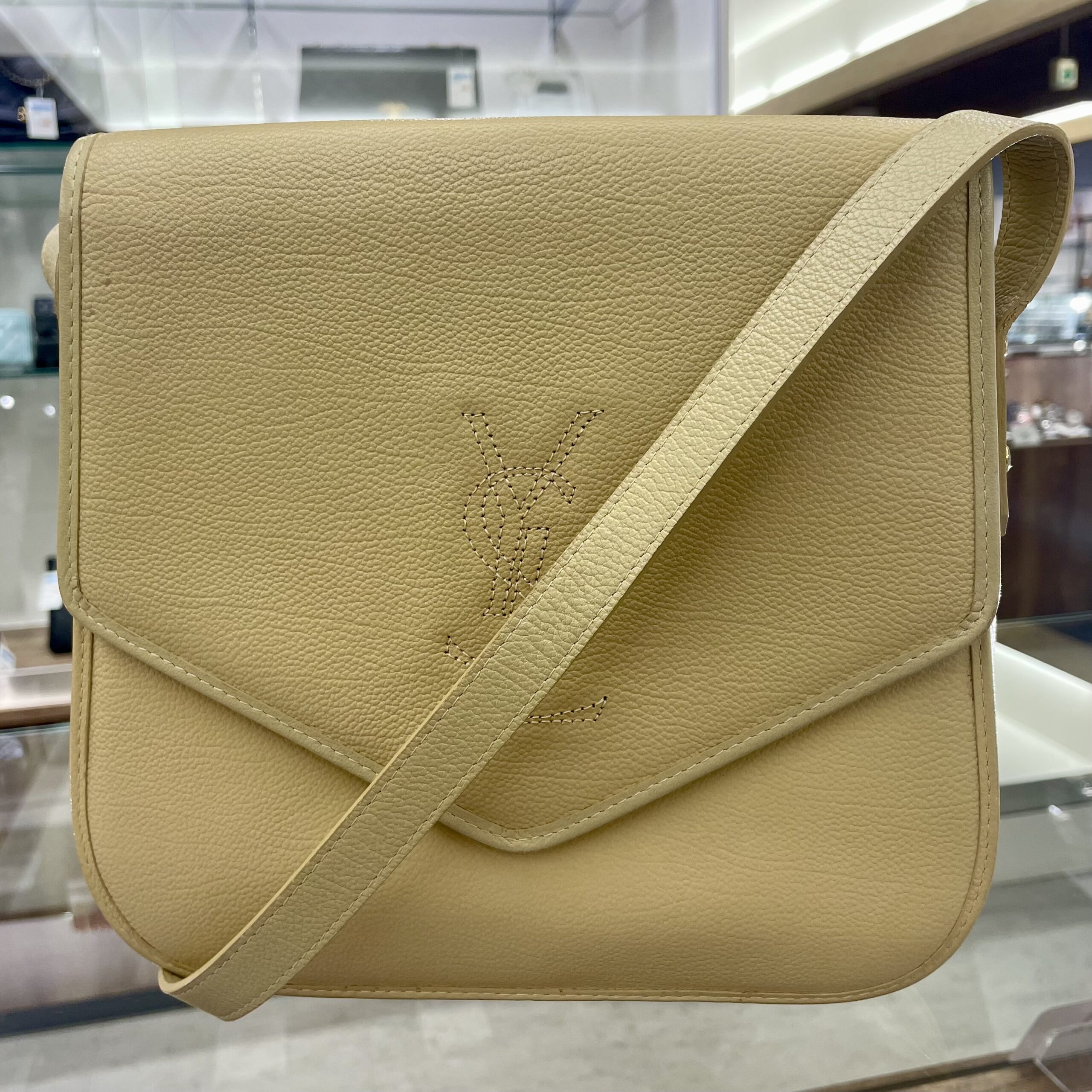 【ブランド 販売】秋のお出かけのお供に♪ 上品なイヴサンローランのショルダーバッグが入荷しております✨
