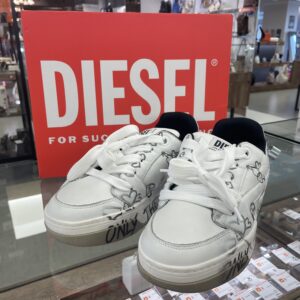 【アパレル 販売】まるでアート作品！？遊び心たっぷりのスニーカー👟🎨✨