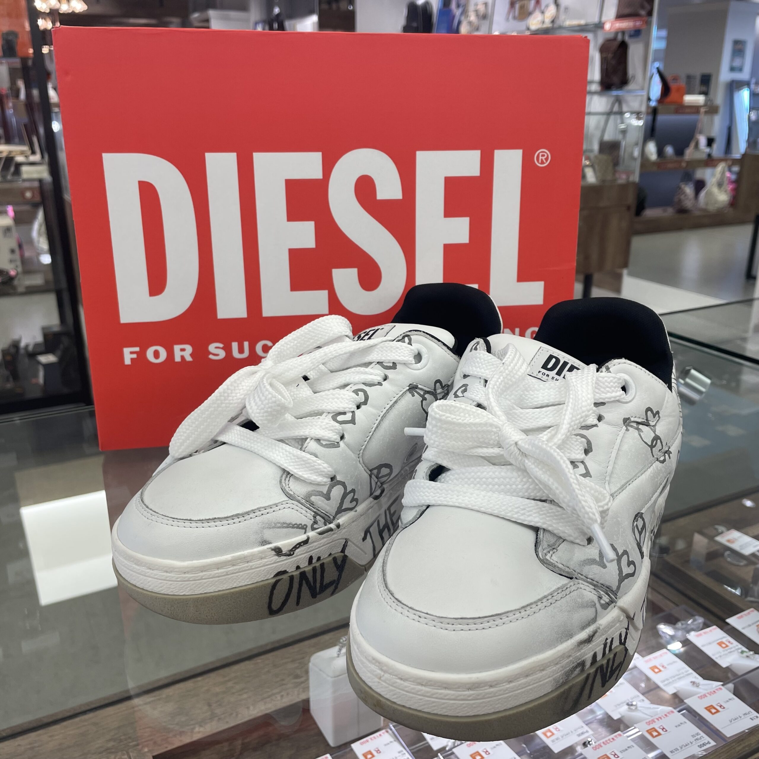 【アパレル 販売】まるでアート作品!?遊び心たっぷりのスニーカー👟🎨✨