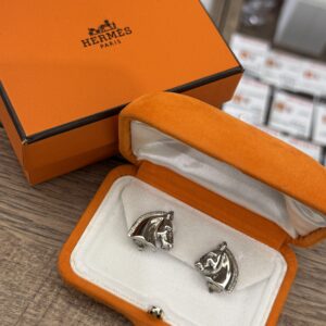 【HERMES　販売】立体的でインパクト大♡！！ホースモチーフが素敵なイヤリングのご紹介です🐴