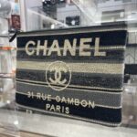 【シャネル 販売】大きなロゴが目を惹く！シャネルのクラッチバッグ🖤✨