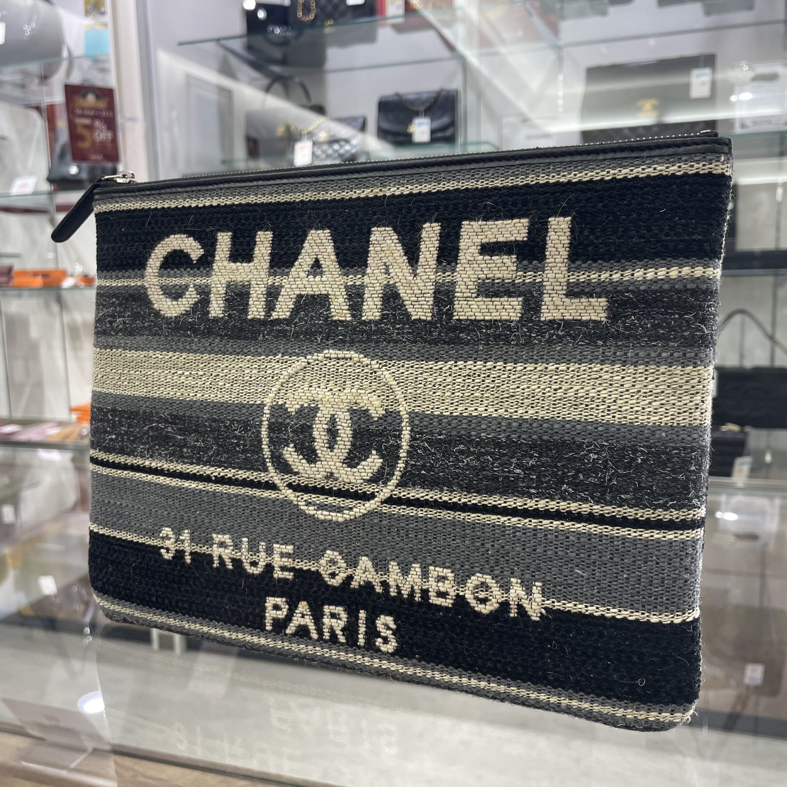 【シャネル 販売】大きなロゴが目を惹く！シャネルのクラッチバッグ🖤✨