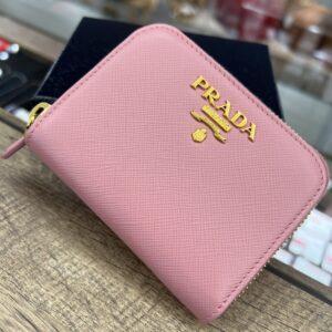 【PRADA　販売】ピンクカラーに一目惚れしちゃうはず🙃💗サフィアーノコインケース入荷しました🚩