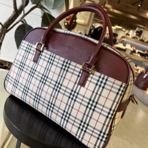 【バーバリー　販売】紅葉の季節です🍂バーバリーのミニボストンで気軽に旅行に出かけませんか❓