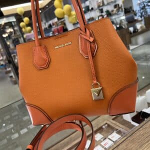 【ブランド　販売】気分の上がりそうなPOPなオレンジカラー⤴マイケルコースの2WAYバッグの入荷です👜🧡