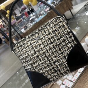 【PRADA　販売】大人女子におすすめ💗ツイード✖レザーのおしゃれバッグが入荷しております🙌