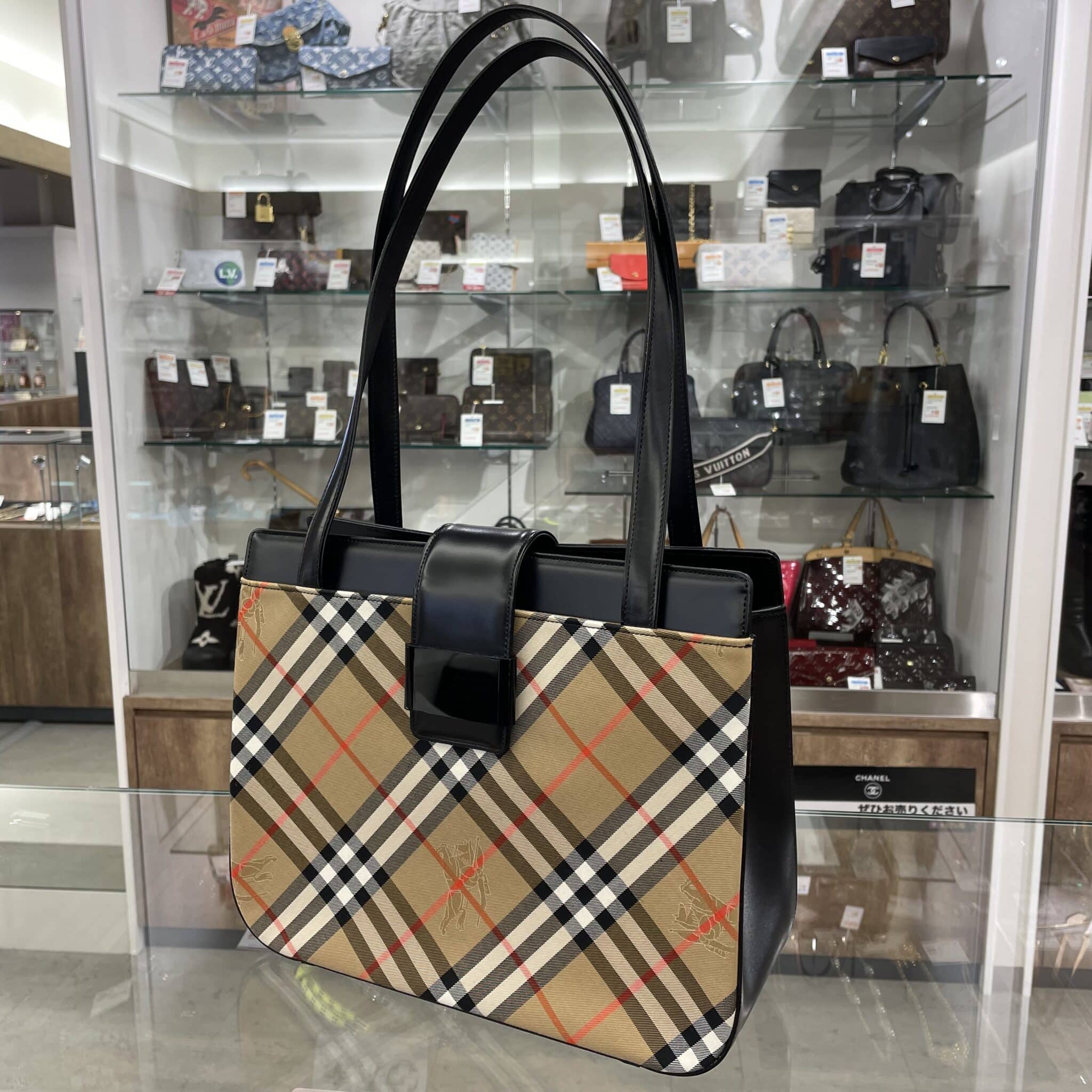 【BURBERRY 販売】ノバチェックがエレガントさや洗練された印象を与えてくれるトートバッグが入荷中です❣