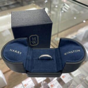 【ブランドジュエリー 販売】プリンセスカットダイヤがモダンで繊細で美しい💙ハリーウィンストンのリングが入荷中です💍✨