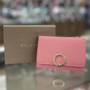 【ブランド　販売】鮮やかなピンクと内側の赤が個性的で素敵なブルガリのカードケースが入荷中です💕