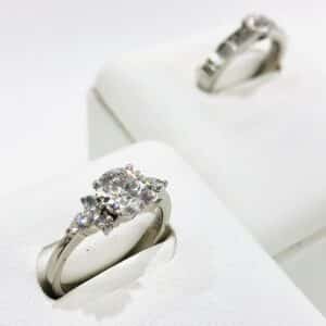 【ダイヤ 販売】秋のイベントやウエディングシーズンに!!光り輝くプラチナダイヤリングはいかが?!