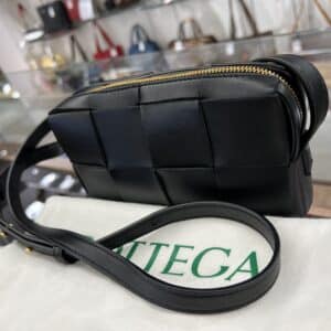【ボッテガヴェネタ　販売】BOTTEGA VENETAから、カセットシリーズのミニバッグが入荷です😋