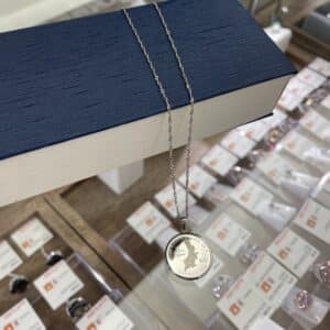 【ジュエリー 販売】ピーターラビットのコインネックレスが入荷中！コレクションにもおすすめです✨