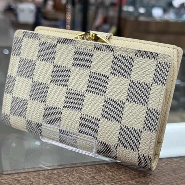 こんにちは☔
かんてい局盛岡店です😋

LOUIS VUITTON ルイヴィトンから、
N61676ポルトフォイユ･ヴィエノワが
店頭に入荷しました🤭

コンパクトなサイズ感で使いやすく、
がま口開閉の小銭入れは
小銭をた～っぷり収納できますよ🙆‍♀️

使用感の少なく比較的状態の良い
スタッフおすすめのウォレットです💯

ぜひ店頭にてご覧ください👍🏻✨︎´-

かんてい局盛岡店では6周年感謝祭開催中🎊

10/31(木)までお買取り10％UP⤴⤴

皆さまのご来店お待ちしております️ 🙇🏻‍♀️

#かんてい局盛岡店
#おかげさまで6周年
#LOUISVUITTON
#ルイヴィトン
#N61676
#ポルトフォイユ・ヴィエノワ
#ダミエアズール
#ブランド財布
#ブランド販売
#ブランド買取
#質預かり
#質屋
#岩手
#盛岡
#本宮
#皆さまのご来店お待ちしております