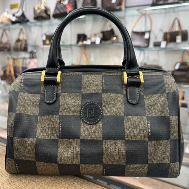 こんにちは🤭
かんてい局盛岡店です‼‼

FENDI フェンディから、
ペカン ハンドバッグ ミニボストンが
店頭に入荷しました🥰💕

ミニサイズが可愛いバッグ👏🏻

開閉口が大きく開くので、
中身がとっても見やすいんです👀

ぜひ店頭にてご覧ください🙏🏻 ̖́-
※ストラップ欠品のお品物です💦

6周年感謝祭第1弾、
買取り10％UPは10/31(木)まで🤩

11/1(金)から11/17(日)の第2弾は
店内全品5％OFF👍🏻✨︎(※対象外あり)⤴⤴

皆さまのご来店お待ちしております️ 🙇🏻‍♀️

#かんてい局盛岡店
#おかげさまで6周年
#FENDI
#フェンディ
#ペカンハンドバッグ
#ミニボストン
#ブランドバッグ
#ブランド販売
#ブランド買取
#質預かり
#質屋
#岩手
#盛岡
#本宮
#皆さまのご来店お待ちしております