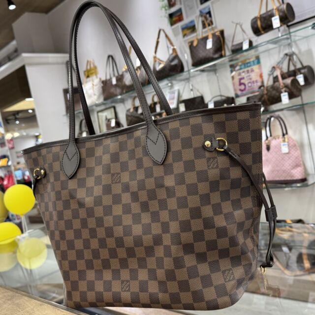 こんにちは💕
かんてい局盛岡店です🙌🏻✨

LOUIS VUITTON ルイヴィトンから、
N40599 ネヴァーフルMMが
店頭に入荷しました💛🧡

使用感少なめで比較的綺麗な状態🙆🏻‍♀️

荷物がたっぷり収納できるネヴァーフルは
大人気のバッグとなりますので、
気になる方はお早めに〰️🤭

ぜひ店頭にて実物ご覧くださいね- ̗̀ 💡 ̖́-

かんてい局盛岡店で開催中の
『6周年感謝祭』は11/17(日)まで🎊

残すところあと4日‼

皆さまのご来店お待ちしております🙇🏻‍♀️

#かんてい局盛岡店
#おかげさまで6周年
#6周年感謝祭
#LOUISVUITTON
#ルイヴィトン
#N40599
#ネヴァーフルMM
#ダミエエベヌ
#ブランドバッグ
#ブランド販売
#ブランド買取
#質預かり
#質屋
#岩手
#盛岡
#本宮
#皆さまのご来店お待ちしております