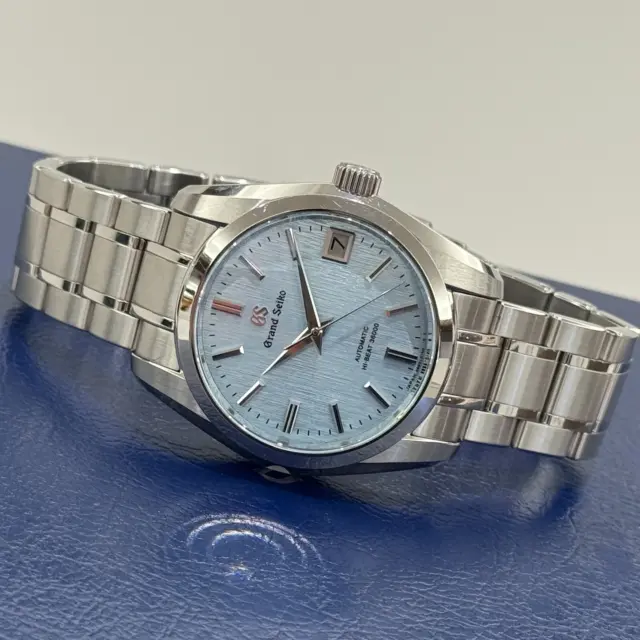 こんにちは〰️
かんてい局盛岡店です‼️

Grand Seiko グランドセイコーから、
SBGH347 ヘリテージコレクション
氷瀑(ひょうばく)が店頭に入荷しました👏🏻💕

こちらはグランドセイコースタジオ雫石から
望む岩手山🗻で厳冬期に見られる
“氷瀑”をイメージして作られたお品物🩵

涼し気なアイスブルーの文字盤が
素敵な1本です👌🏻✨

もちろんご試着OK- ̗̀‪‪💡‬ ̖́-

気になる方はお気軽に
お声がけくださいね🤭

皆さまのご来店お待ちしております🙇🏻‍♀️

#かんてい局盛岡店
#GrandSeiko
#グランドセイコー
#SBGH347
#ヘリテージコレクション 
#氷瀑
#アイスブルー
#ブランド時計
#ブランド販売
#ブランド買取
#質預かり
#質屋
#岩手
#盛岡
#本宮
#皆さまのご来店お待ちしております