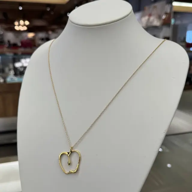 こんにちは😊
かんてい局盛岡店です🫶🏻

新品仕上げ済- ̗̀‪‪💡‬ ̖́-
TIFFANY＆Co. ティファニーから、
ラージアップルネックレスが入荷しました🍎🍏

アップルモチーフが
シンプルながらも印象的なデザイン🤭

コーディネートのアクセントに
いかがですか❓✨️

もちろんご試着OKです🙆🏻‍♀️💫

気になる方はお気軽に
お近くのスタッフへお声がけください😆

買取10％UPは残すところあと3日‼️
この機会をお見逃しなく🧡💛

皆さまのご来店お待ちしております🙇🏻‍♀️

#かんてい局盛岡店
#TIFFANY＆Co.
#ティファニー
#ラージアップルネックレス
#K18
#イエローゴールド
#ブランドジュエリー
#ブランド販売
#ブランド買取
#質預かり
#質屋
#岩手
#盛岡
#本宮
#皆さまのご来店お待ちしております