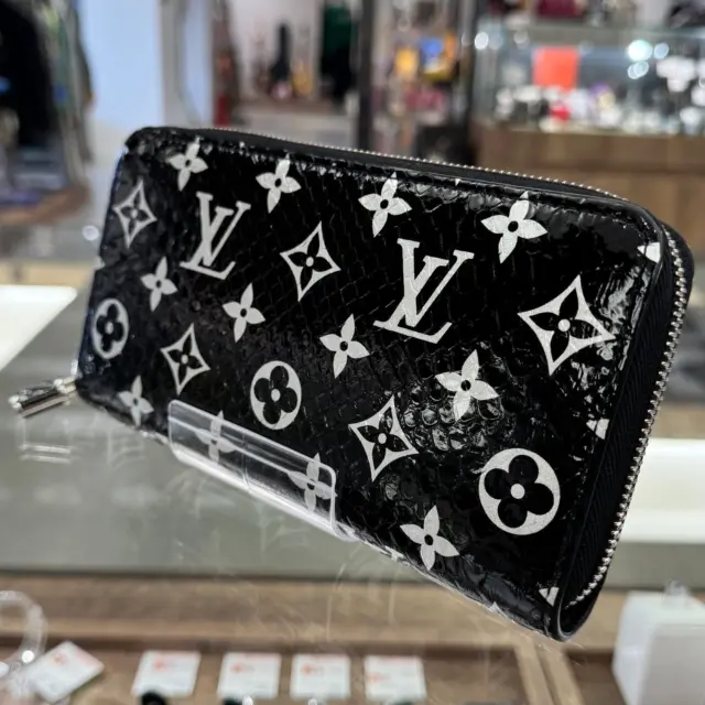 こんにちは🤩
かんてい局盛岡店です👌🏻✨

LOUIS VUITTON ルイヴィトンから、
N96955 エキゾチックレザー パイソン
ジッピーウォレットが入荷しました- ̗̀‪‪💡‬ ̖́-

パイソンレザーがとっても上品🙌🏻

なかなか入荷の少ない貴重なお品物です😍
お探しだった方はお早めに〰️🧡💛

ぜひ店頭にてご覧ください🤭

皆さまのご来店お待ちしております🙇🏻‍♀️

#かんてい局盛岡店
#LOUISVUITTON
#ルイヴィトン
#N96955
#ジッピーウォレット
#エキゾチックレザー
#パイソン
#ブランド財布
#ブランド販売
#ブランド買取
#質預かり
#質屋
#岩手
#盛岡
#本宮
#皆さまのご来店お待ちしております