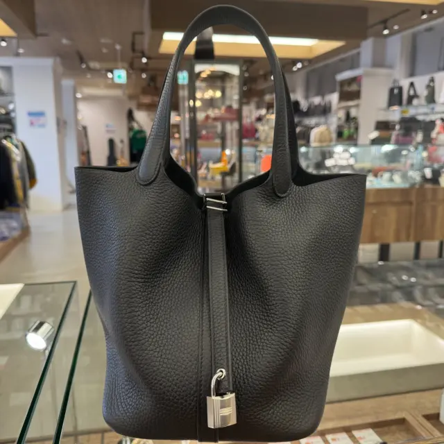 こんにちは〰️
かんてい局盛岡店です🤭

HERMES エルメスから、ピコタンロックMM
W刻印(2024年製造) シルバー金具が
店頭に入荷しました- ̗̀‪‪💡‬ ̖́-

ほぼ使用感の感じられない
状態の良いお品物です😆

人気のブラックは早い者勝ち‼️✨

ぜひ店頭にてご覧ください🫶🏻

昨日まで開催しておりました買取10％UP、
たくさんのお客様にご来店いただきまして
ありがとうございました🧡💛

今日もかんてい局盛岡店は
19時まで元気いっぱい営業中🙌🏻

皆さまのご来店お待ちしております🙇🏻‍♀️

#かんてい局盛岡店
#HERMES
#エルメス
#ピコタンロックMM
#W刻印
#2024年製造
#トリヨンクレマンス
#シルバー金具
#ブランドバッグ
#ブランド販売
#ブランド買取
#質預かり
#質屋
#岩手
#盛岡
#本宮
#皆さまのご来店お待ちしております