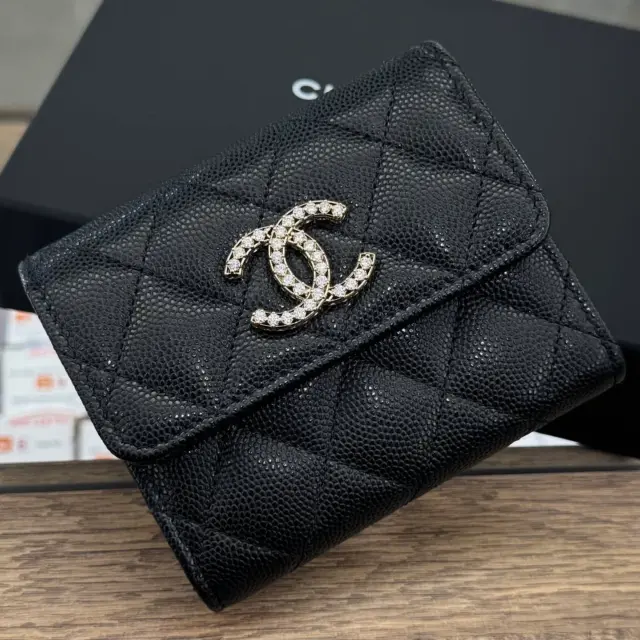 こんにちは〰️
かんてい局盛岡店です😆

CHANEL シャネルから、AP4557
キャビアスキン スモールウォレットが 
店頭に入荷しました🙌🏻✨

こちらほぼ使用感の感じられない
綺麗な状態のお品物- ̗̀‪‪💡‬ ̖́-

ラインストーンのココマークが
可愛すぎる…💕

箱と布袋も付属しますので、
贈り物にもおすすめですよ🤭🎶

コンパクトなサイズ感が使いやすい
おすすめウォレットです💛🧡

ぜひ店頭にてご覧ください🫶🏻

皆さまのご来店お待ちしております🙇🏻‍♀️

#かんてい局盛岡店
#CHANEL
#シャネル
#AP4557
#キャビアスキン
#スモールウォレット
#ラインストーン
#3つ折り財布
#ブランド財布
#ブランド販売
#ブランド買取
#質預かり
#質屋
#岩手
#盛岡
#本宮
#皆さまのご来店お待ちしております