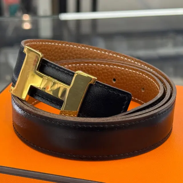 こんにちは🌞
かんてい局盛岡店です‼️

HERMES エルメスから、
ミニコンスタンス リバーシブルHベルト
サイズ表記75 □G刻印(2003年頃製造) が
店頭に入荷しました🧡🧡

ほぼ使用感の感じられない
状態の良いお品物👍🏻 ̖́-︎

気分やコーディネートによって
リバーシブルで使えるのが嬉しいですね🙌🏻✨

ぜひ店頭にてご覧ください🤭♪

皆さまのご来店お待ちしております🙇🏻‍♀️

#かんてい局盛岡店
#HERMES
#エルメス
#ミニコンスタンス
#リバーシブルHベルト
#ボックスカーフ×トゴ
#□G刻印
#2003年頃製造
#ブランド小物
#ブランド販売
#ブランド買取
#質預かり
#質屋
#岩手
#盛岡
#本宮
#皆さまのご来店お待ちしております