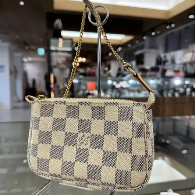 こんにちは〰️
かんてい局盛岡店です😊‼️

LOUIS VUITTON ルイヴィトンから、
N58010ミニポシェットアクセソワールが
店頭に入荷しました😆

こちら比較的使用感少なめで
状態の良いお品物✨

通常のアクセソワールよりも
コンパクトなミニサイズが可愛い
おすすめバッグです🫶🏻

ぜひ店頭にてご覧ください👀🧡💛

皆さまのご来店お待ちしております🙇🏻‍♀️

#かんてい局盛岡店
#LOUISVUITTON
#ルイヴィトン
#N58010
#ミニポシェットアクセソワール
#ダミエアズール
#ハンドバッグ
#ポーチ
#ブランドバッグ
#ブランド販売
#ブランド買取
#質預かり
#質屋
#岩手
#盛岡
#本宮
#皆さまのご来店お待ちしております