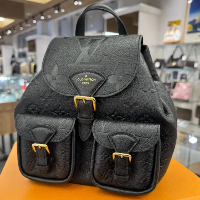 こんにちは😊
かんてい局盛岡店です⸜🙌🏻⸝‍

LOUIS VUITTON ルイヴィトンから、
M47072 バックアップが入荷しました🤭

こちらほぼ使用感の感じられない
状態の良いお品物- ̗̀‪‪💡‬ ̖́-

アンプラントレザー✖ゴールド金具が
と～っても上品なんです😆💕

ぜひ店頭にてご覧ください🧡💛

皆さまのご来店お待ちしております🙇🏻‍♀️

#かんてい局盛岡店
#LOUISVUITTON
#ルイヴィトン
#M47072
#バックアップ
#モノグラム・アンプラント
#バックパック
#リュックサック
#ブランドバッグ
#ブランド販売
#ブランド買取
#質預かり
#質屋
#岩手
#盛岡
#本宮
#皆さまのご来店お待ちしております