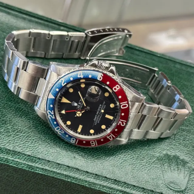 こんにちは😆
かんてい局盛岡店です🙋🏻‍♀️

OH済- ̗̀‪‪💡‬ ̖́-
ROLEX ロレックスから、16750
GMTマスター 62番台(1979年頃製造) が
店頭に入荷しました👑

今から約46年程前に製造されたお品物ですが、
とても大切に使われていたことが伝わりますね🙌🏻
(※当店では外装仕上げは行っておりません)

コレクションとしてもおすすめです😊

ぜひ店頭にてご覧ください😍♪♪

今日は天気も良くお出かけ日和の
土曜日になりそう🚙💨

お出かけの際にはかんてい局盛岡店にも
お越しくださいね💛🧡

皆さまのご来店お待ちしております🙇🏻‍♀️

#かんてい局盛岡店
#ROLEX
#ロレックス
#16750
#GMTマスター
#62番台
#1979年頃製造
#ヴィンテージ
#アンティーク
#ブランド時計
#ブランド販売
#ブランド買取
#質預かり
#質屋
#岩手
#盛岡
#本宮
#皆さまのご来店お待ちしております