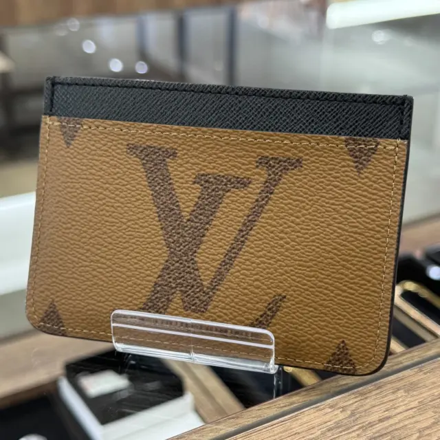 こんにちは😆
かんてい局盛岡店です‼️

LOUIS VUITTON ルイヴィトンから、M81462
カードケースポルトカル・LVサイドアップが
店頭に入荷しました🙌🏻💕

こちらは比較的使用感少なめで
状態の良いお品物- ̗̀‪‪💡‬ ̖́-

表と裏で違った印象を見せてくれる、
おしゃれすぎるカードケースです🤭

ぜひ店頭にてご覧ください🧡💛

皆さまのご来店お待ちしております🙇🏻‍♀️

#かんてい局盛岡店
#LOUISVUITTON
#ルイヴィトン
#M81462
#カードケースポルトカル・LVサイドアップ
#モノグラム・キャンバス
#モノグラム・リバースキャンバス
#ブランド小物
#ブランド販売
#ブランド買取
#質預かり
#質屋
#岩手
#盛岡
#本宮
#皆さまのご来店お待ちしております