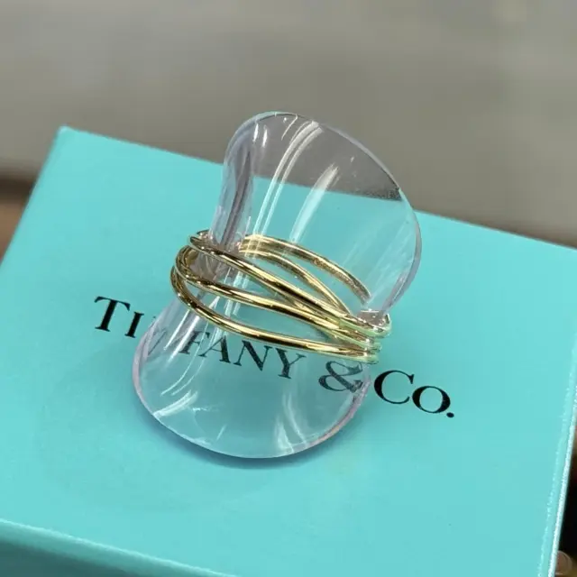 新品仕上げ済- ̗̀‪‪💡‬ ̖́-

TIFFANY＆Co. ティファニーから、
エルサ・ペレッティ ウェーブ3ロウリング
750YG 約15号サイズ 重量約3.0gが
店頭に入荷しました😆🎵

緩やかなカーブが指に馴染む、
ウェーブデザインが素敵なお品物⸜🙌🏻⸝‍

サイズが合えばラッキー‼️
これは早い者勝ちですね🫶🏻✨

店頭ではもちろんご試着OK🙆🏻‍♀️

気になる方はお気軽に
お声がけくださいね🧡💛

皆さまのご来店お待ちしております🙇🏻‍♀️

#かんてい局盛岡店
#TIFFANY＆Co.
#ティファニー
#エルサ・ペレッティ
#ウェーブ3ロウリング
#750YG
#イエローゴールド
#ブランドジュエリー
#ブランドアクセ
#ブランド販売
#ブランド買取
#質預かり
#質屋
#岩手
#盛岡
#本宮
#皆さまのご来店お待ちしております