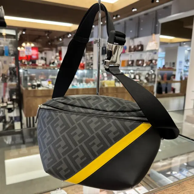 こんにちは💞
かんてい局盛岡店です🙋🏻

FENDI フェンディから、7VA434 A9XS
ダイアゴナル ベルトバッグが入荷しました🧡💛

FFモノグラムにイエローカラーがアクセント- ̗̀‪‪💡‬ ̖́-
パッと目を惹く素敵なお品物です😆

ぜひ店頭にてご覧ください🙏🏼✨

アパレル＆国産酒がお得にGETできる
かんてい局盛岡店の『なつイチセール』第2弾は、
8/17(日)までとなっておりま～す🎆

皆さまのご来店お待ちしております🙇🏻‍♀️

#かんてい局盛岡店
#FENDI
#フェンディ
#7VA434 A9XS
#ダイアゴナルベルトバッグ
#ボディバッグ
#クロスボディ
#ブランドバッグ
#ブランド販売
#ブランド買取
#質預かり
#質屋
#岩手
#盛岡
#本宮
#皆さまのご来店お待ちしております