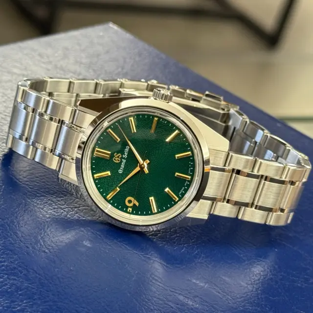 こんにちは🤩
かんてい局盛岡店です‼️

Grand Seiko グランドセイコーから、
SBGW319 ヘリテージコレクション
GS9 Club限定モデルが入荷しました🫶🏻✨

ケースサイズは36.5m- ̗̀‪‪💡‬ ̖́-

Grand Seikoの「G」「S」、
第二精工舎を象徴する「S」が型押しされた
グリーンの文字盤が素敵な1本です🤭

もちろんご試着OK😊
気になる方はお気軽にお声がけください🧡💛

なつイチセール第2弾は8/17(日)まで🙌🏻

皆さまのご来店お待ちしております🙇🏻‍♀️

#かんてい局盛岡店
#GrandSeiko
#グランドセイコー
#SBGW319
#ヘリテージコレクション
#GS9Club限定モデル
#手巻き
#ブランド時計
#ブランド販売
#ブランド買取
#質預かり
#質屋
#岩手
#盛岡
#本宮
#皆さまのご来店お待ちしております