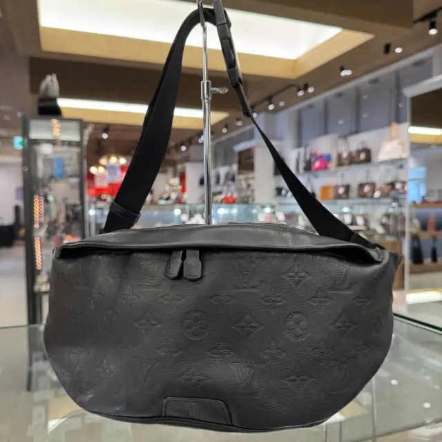 こんにちは😆
かんてい局盛岡店です👌🏻

LOUIS VUITTON ルイヴィトンから、
M44388 ディスカバリーバムバッグが
店頭に入荷しました🧡💛

落ち着いた印象のモノグラム･シャドウレザーが
素敵すぎる⸜🙌🏻⸝‍

必要な荷物をサッと身軽に持ち運べる
おすすめバッグです🤭

ぜひ店頭にてご覧ください🙏🏼💞

かんてい局盛岡店の
『なつイチセール』は8/17(日)まで- ̗̀‪‪💡‬ ̖́-

皆さまのご来店お待ちしております🙇🏻‍♀️

#かんてい局盛岡店
#LOUISVUITTON
#ルイヴィトン
#M44388
#ディスカバリーバムバッグ
#モノグラムシャドウ
#ノワール
#ボディバッグ
#クロスボディ
#ブランドバッグ
#ブランド販売
#ブランド買取
#質預かり
#質屋
#岩手
#盛岡
#本宮
#皆さまのご来店お待ちしております