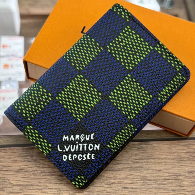 こんにちは⸜🙌🏻⸝‍
かんてい局盛岡店です🤭

LOUIS VUITTON ルイヴィトンから、
N00143 オーガナイザー･ドゥポッシュが
店頭に入荷しました😋💕

ダミエ･ヘリテージ柄が
パッと目を惹きますね🤩

カードや名刺をコンパクトに収納して
持ち運べる便利なお品物です🫶🏻✨

ほぼ使用感の感じられない
綺麗な状態となりますので、
贈り物にもぴったりです🧡💛

ぜひ店頭にてご覧ください👌🏻

大好評開催中‼️
かんてい局盛岡店のなつイチセールは
8/17(日)までとなっております😆🍉

皆さまのご来店お待ちしております🙇🏻‍♀️

#かんてい局盛岡店
#LOUISVUITTON
#ルイヴィトン
#N00143
#オーガナイザードゥポッシュ
#ダミエヘリテージ柄
#2025SS
#ブランド小物
#ブランド販売
#ブランド買取
#質預かり
#質屋
#岩手
#盛岡
#本宮
#皆さまのご来店お待ちしております