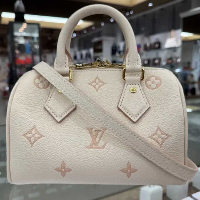 こんにちは‼️
かんてい局盛岡店です🧡💛

LOUIS VUITTON ルイヴィトンから、
M14291 スピーディ バンドリエールが
店頭に入荷しました😆

こちらほぼ使用感の感じられない
綺麗な状態のお品物⸜🙌🏻⸝‍

優しい印象のエデン(ピンク系)が
とっても素敵なんです💞

ぜひ店頭にてご覧ください🤭

なつイチセールは残すところ
あと1週間- ̗̀‪‪💡‬ ̖́-

お買取り成立のお客様＆
店頭でお買い物をしていただいたお客様に
500円お買物券も配布中👌🏻✨

皆さまのご来店お待ちしております🙇🏻‍♀️

#かんてい局盛岡店
#LOUISVUITTON
#ルイヴィトン
#M14291
#スピーディバンドリエール
#モノグラムアンプラント
#エデン
#ピンク系
#ブランドバッグ
#ブランド販売
#ブランド買取
#質預かり
#質屋
#岩手
#盛岡
#本宮
#皆さまのご来店お待ちしております