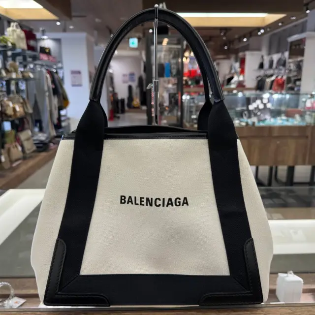 こんにちは🧡💛
かんてい局盛岡店です🫶🏻✨

BALENCIAGA バレンシアガから、
339933 ネイビーカバスSが入荷しました🤩

アイボリー系キャンバスに
ロゴがデザインされたシンプルなお品物⸜🙌🏻⸝‍

カジュアルにも綺麗めにも合わせられる
万能バッグです🤭💞

これは早い者勝ち〰️！！
ぜひ店頭にてご覧ください😆

かんてい局盛岡店のなつイチセール、
とうとう残り3日となっております🫣

お買取り成立のお客様＆
店頭でお買い物をしていただいたお客様に
500円お買物券も配布中😁♪

皆さまのご来店お待ちしております🙇🏻‍♀️

#かんてい局盛岡店
#BALENCIAGA
#バレンシアガ
#339933
#ネイビーカバスS
#ブランドバッグ
#ブランド販売
#ブランド買取
#質預かり
#質屋
#岩手
#盛岡
#本宮
#皆さまのご来店お待ちしております