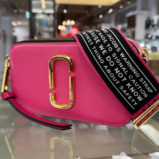 こんにちは〰️
かんてい局盛岡店です😁

MARC JACOBS マークジェイコブスから、
M0012007 スナップショット ショルダーバッグが
店頭に入荷しました- ̗̀‪‪💡‬ ̖́-

コーディネートにパッと映える
ピンクカラーが素敵なバッグ😆

ショルダーストラップのデザインも
おしゃれなんです👀🫶🏻

使用感の少ないおすすめのお品物🙆🏻‍♀️
ぜひ店頭にてご覧ください⸜🙌🏻⸝‍

かんてい局盛岡店のなつイチセールは
8/17(日)までとなっております🤭

お近くへお越しの際、帰省の際に🧡
ご家族で、またはお友だち同士で💛

皆さまのご来店お待ちしております🙇🏻‍♀️

#かんてい局盛岡店
#MARCJACOBS
#マークジェイコブス
#M0012007
#スナップショット
#ショルダーバッグ
#ブランドバッグ
#ブランド販売
#ブランド買取
#質預かり
#質屋
#岩手
#盛岡
#本宮
#皆さまのご来店お待ちしております