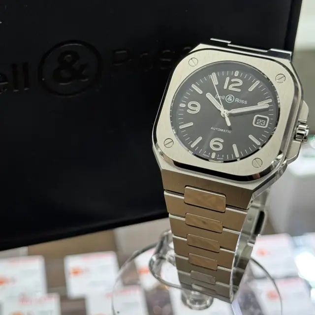 こんにちは🙋🏻
かんてい局盛岡店です💞

BELL＆ROSS ベルアンドロスから、
BR-05A-BL-ST/SST BLACKSTEELが
店頭に入荷しました🧡💛

機能性とファッション性を合わせ持つブランド、
BELL＆ROSS- ̗̀‪‪💡‬ ̖́-

こちらは四角いケースが印象的な1本です😆

ケースサイズは40mmで
丁度よい大きさ👌🏻✨

お探しだった方いかがでしょうか❓

もちろんご試着OK🙆🏻‍♀️
気になる方はお気軽にお声がけください😜🤚🏻

皆さまのご来店お待ちしております🙇🏻‍♀️

#かんてい局盛岡店
#BELL＆ROSS
#ベルアンドロス
#BR-05A-BL-ST/SST
#BLACKSTEEL
#ブラックスティール
#40mm
#ブランド時計
#ブランド販売
#ブランド買取
#質預かり
#質屋
#岩手
#盛岡
#本宮
#皆さまのご来店お待ちしております