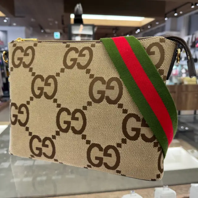 こんにちは💞
かんてい局盛岡店です‼️

GUCCI グッチから、699130
ジャンボGG メッセンジャーバッグが
店頭に入荷しました- ̗̀‪‪💡‬ ̖́-

大きめのGG柄が印象的なこちら😆

ショルダーバッグとしてもクラッチバッグとしても
お使いいただけますよ🙆🏻‍♀️

男性でも女性でもOKなデザインなので、
ご家族やカップルでシェアしても🆗🤭

ぜひ店頭にてご覧ください😁

かんてい局盛岡店のなつイチセールは
明日8/17(日)まで⸜🙌🏻⸝‍

皆さまのご来店お待ちしております🙇🏻‍♀️

#かんてい局盛岡店
#GUCCI
#グッチ
#699130
#ジャンボGG
#メッセンジャーバッグ
#ブランドバッグ
#ブランド販売
#ブランド買取
#質預かり
#質屋
#岩手
#盛岡
#本宮
#皆さまのご来店お待ちしております