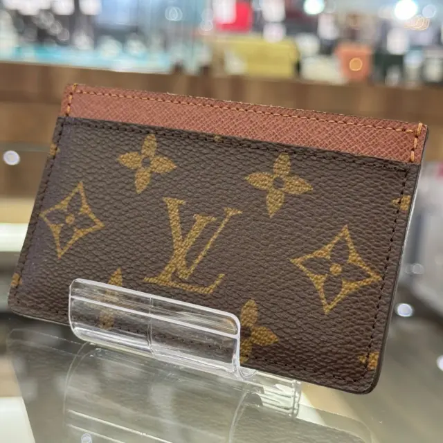 こんにちは😆
かんてい局盛岡店です👏🏼

LOUIS VUITTON ルイヴィトンから、
M61733 ポルト カルト･サーンプルが
店頭に入荷しました- ̗̀ 💡 ̖́-

こちらは比較的使用感の少なく
状態の良いお品物🧡💛

免許証やカード、名刺などを
スマートに持ち運べる便利なケースです👌🏻

ぜひ店頭にてご覧ください🙆🏻‍♀️

今朝は通勤･通学の時間の雨で
大変でしたね🌧

どんよりとした天気の1日になりそうですが、
かんてい局盛岡店は今日も元気いっぱい
19時まで営業中です💪🏻✨

皆さまのご来店お待ちしております🙇🏻‍♀️

#かんてい局盛岡店
#LOUISVUITTON
#ルイヴィトン
#M61733
#ポルトカルトサーンプル
#カードケース
#名刺入れ
#ブランドバッグ
#ブランド販売
#ブランド買取
#質預かり
#質屋
#岩手
#盛岡
#本宮
#皆さまのご来店お待ちしております