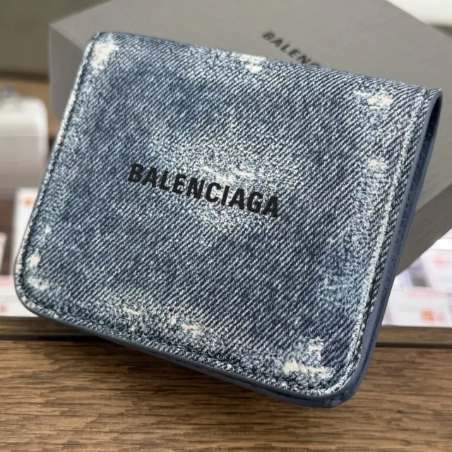 こんにちは😊
かんてい局盛岡店です🫶🏻‼️

BALENCIAGA バレンシアガから、
594216 コンパクトウォレットが
店頭に入荷しました- ̗̀‪‪💡‬ ̖́-

コンパクトですが収納力はたっぷり😶✨

デニムプリント✖ロゴの
シンプルなデザインで飽きが来にくく、
長～くお使いいただけます😁

ぜひ店頭にてご覧くださいね⸜🙌🏻⸝‍

お買取り成立＆店頭でお買物の方に
お配りしております500円の割引券は、
10/15(水)までお使いいただけます😆

この機会にお得にどんどん
お買物しちゃいませんか❓✨️

皆さまのご来店お待ちしております🙇🏻‍♀️

#かんてい局盛岡店
#BALENCIAGA
#バレンシアガ
#594216
#コンパクトウォレット
#ミニ財布
#デニムプリント
#ブランド財布
#ブランド販売
#ブランド買取
#質預かり
#質屋
#岩手
#盛岡
#本宮
#皆さまのご来店お待ちしております